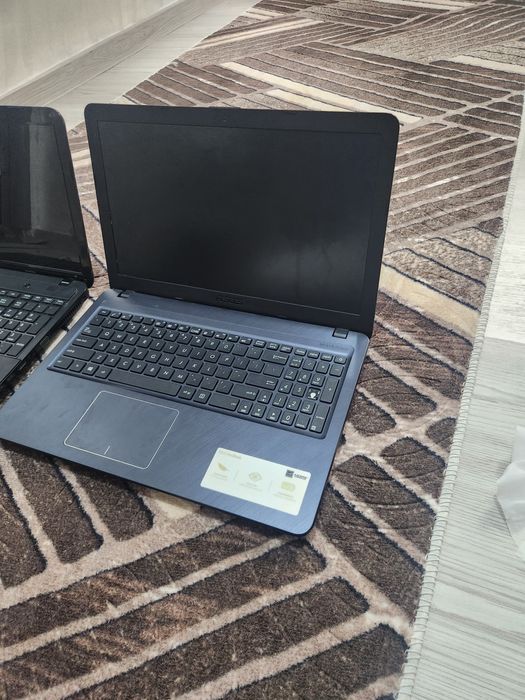 Vand/Schimb doua laptop-uri