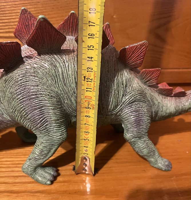 Dinozaur, cu lungimea de 46 cm.