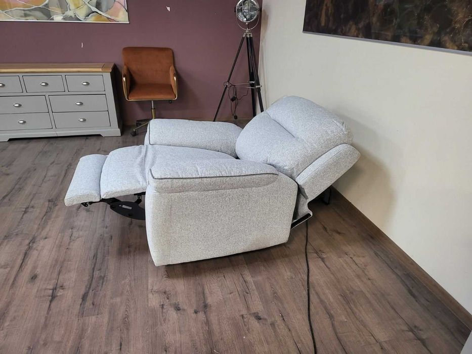 Светло сив фотьойл от плат с електрически релаксиращ механизъм