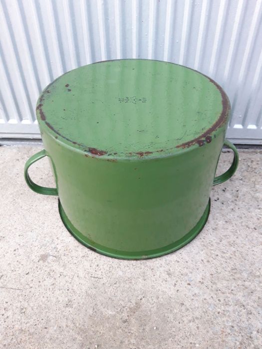 Продавам голяма емайлирана  тенджера от социализма с забележки.
Цена 3