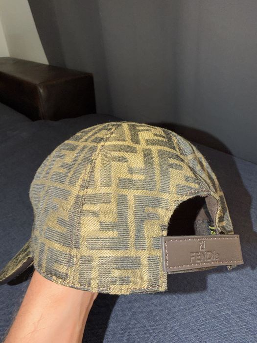 Нова шапка с козирка Fendi