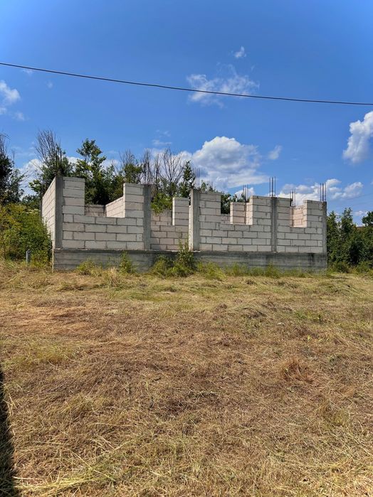 Casa cu teren de vânzare