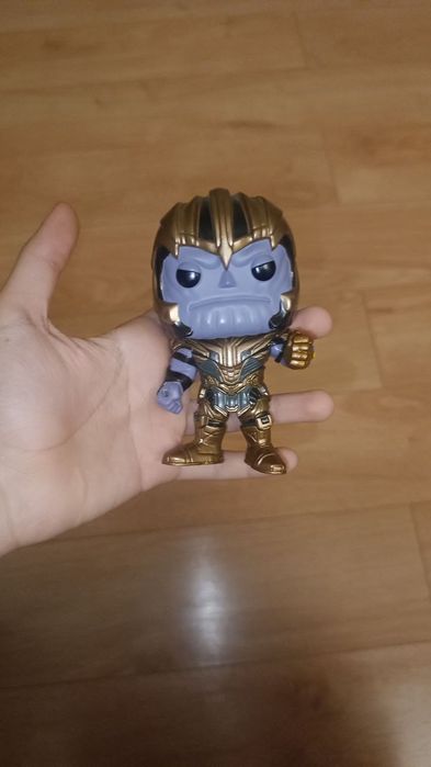 Комикс "Бетме тихо!" 2002 года и фигурка танос funko pop