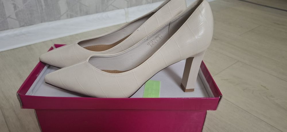 Продаю женские туфли