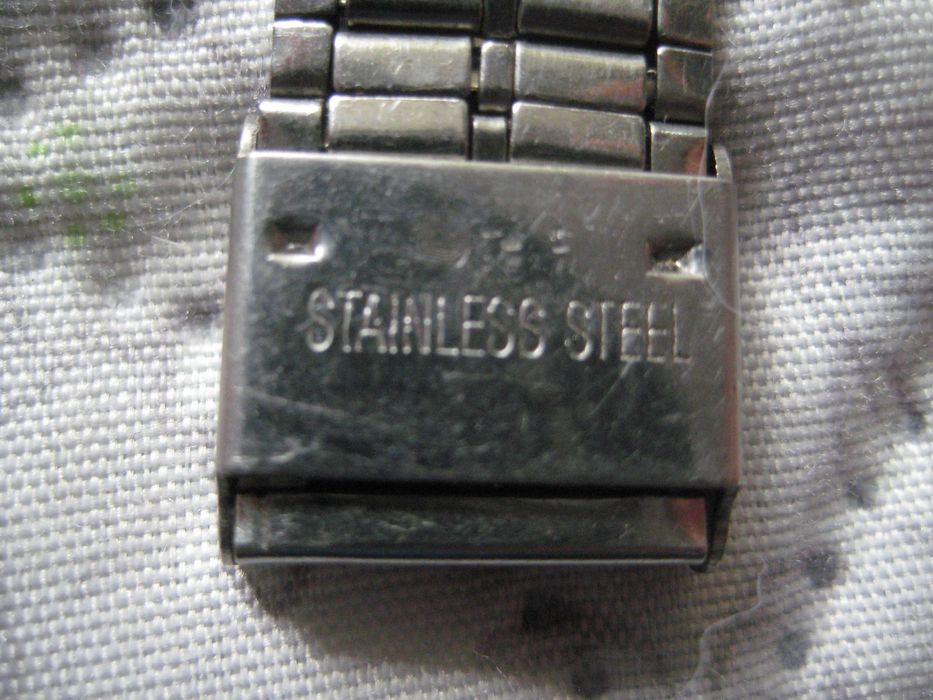 Продавам мъжки ръчен кварцов електронен часовник