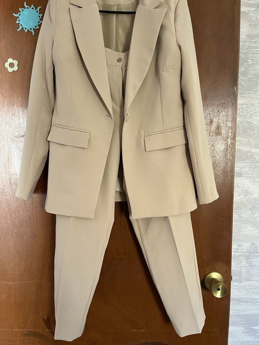 Дамски костюм