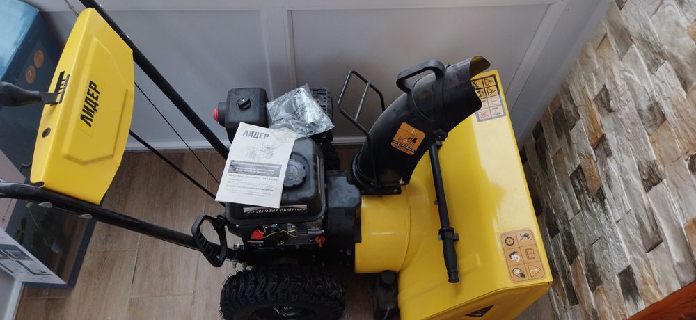 Продам снегоуборочную машину