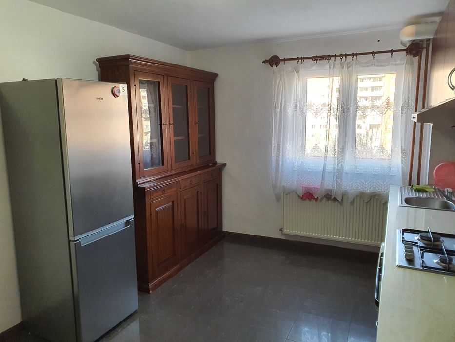 Inchiriez Apartament 3 camere zona Rogerius