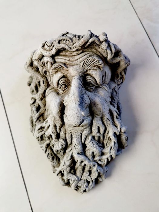 Антикварна глава скулптура фигура статуя горски дух зеления човек фавн