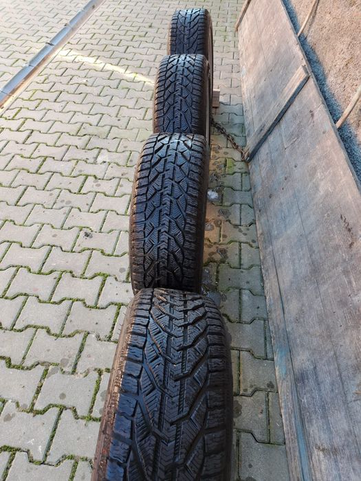 Vand 4 cauciucuri de iarnă