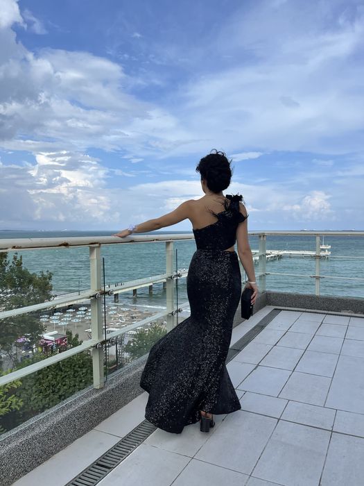 Официална/абитуриентска дълга черна рокля с пайети