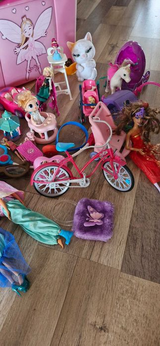 Cufar cu papusi ,masina ,bicicleta si multe jucarii