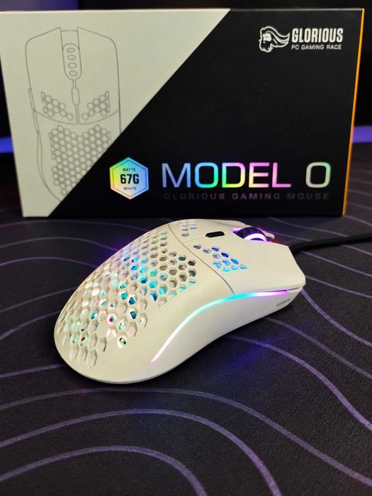 Glorious White 67g – като нова, супер лека геймърска мишка