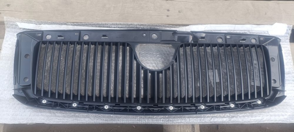 Передняя решётка радиатора   новая