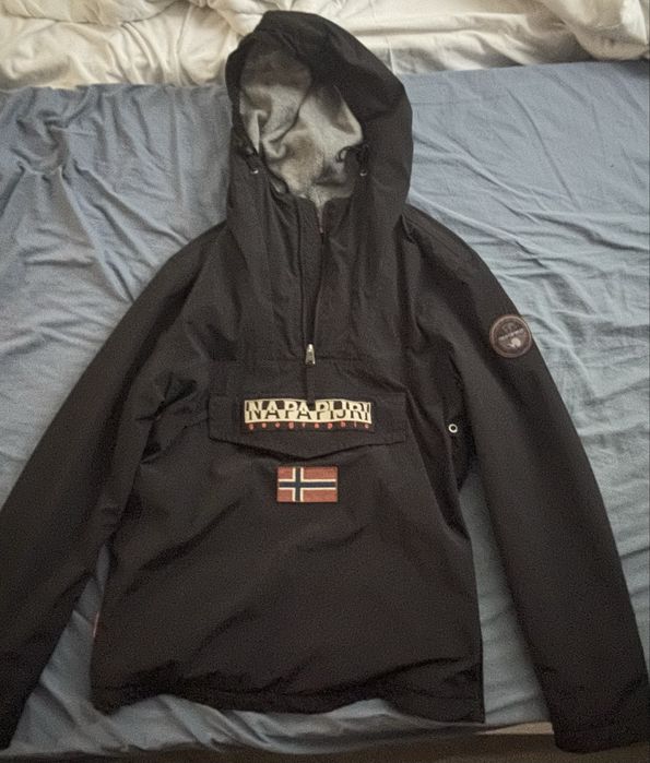 Яке napapijri черно