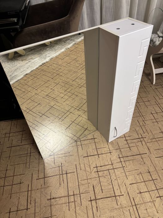 Шкаф с зеркалом в ванную комнату