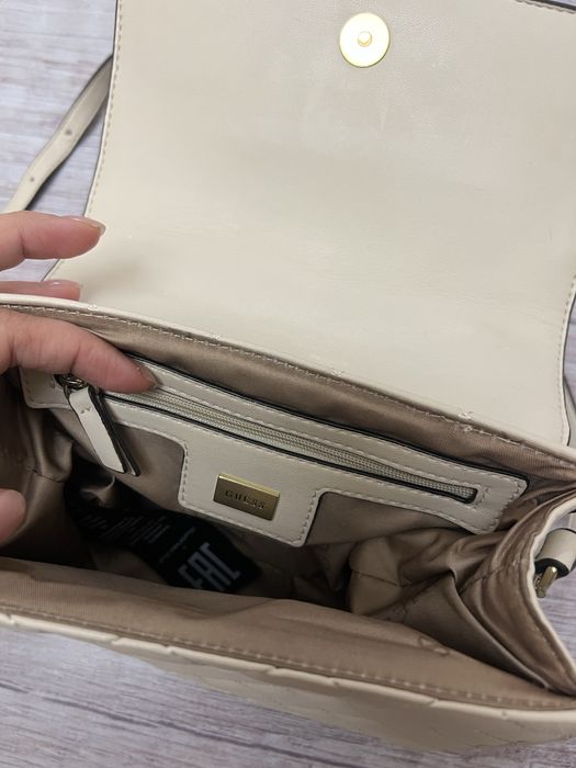 Сумка от бренда Guess