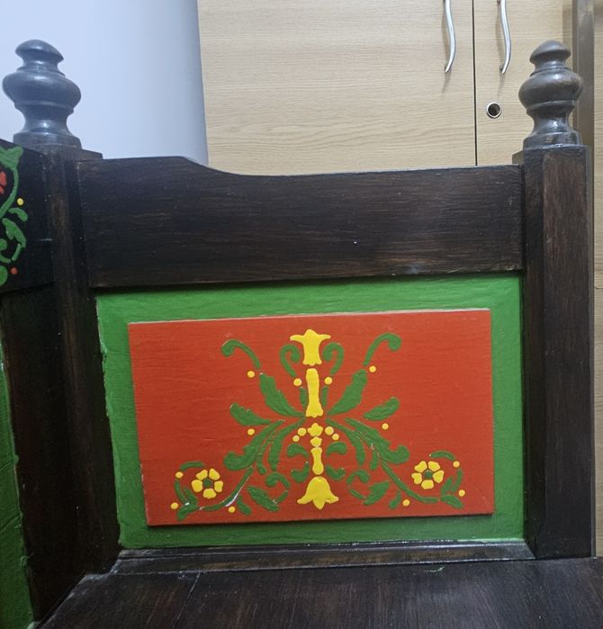 Bancheta din lemn, veche, pictata manual.