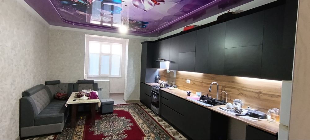 Срочно! В центре в 5-ом этаже 3-х комнатная квартира продаётся.