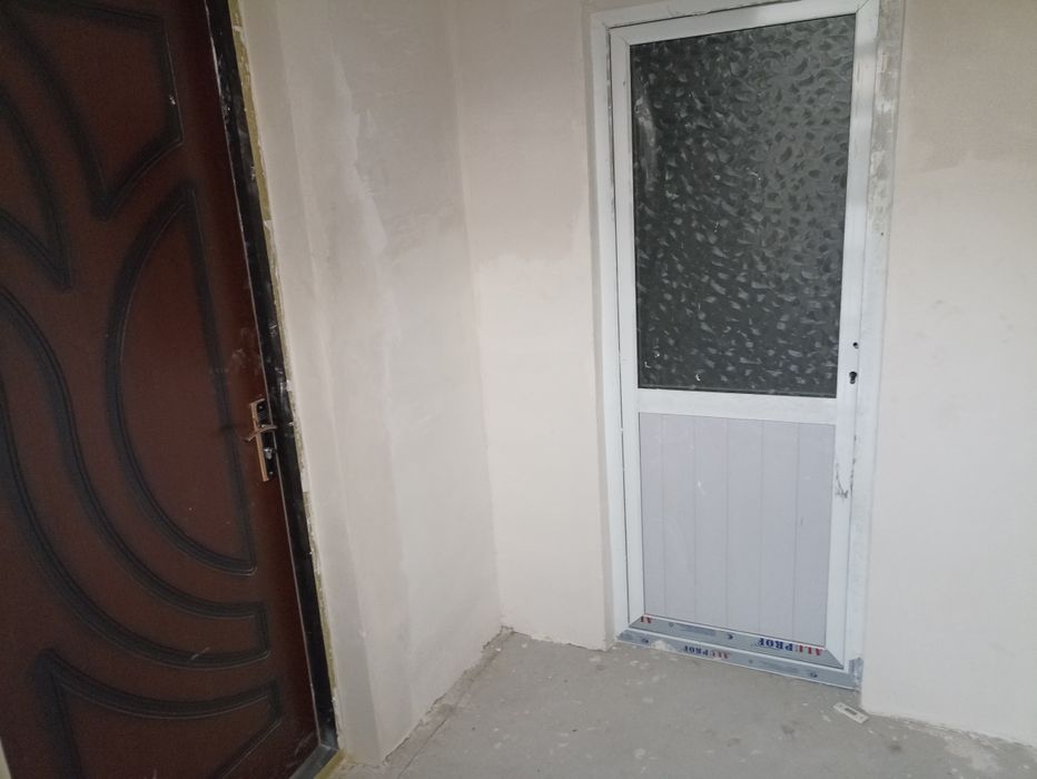 Янги ховли уй сотилади 4 сотих фаргона Аввал йули ок тепада