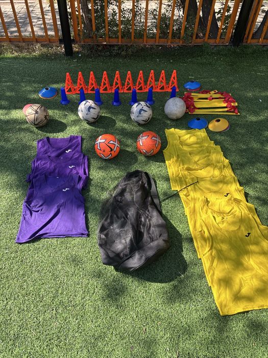 Футбольный инвентарь .Мячи, фишки , манешки , конусы