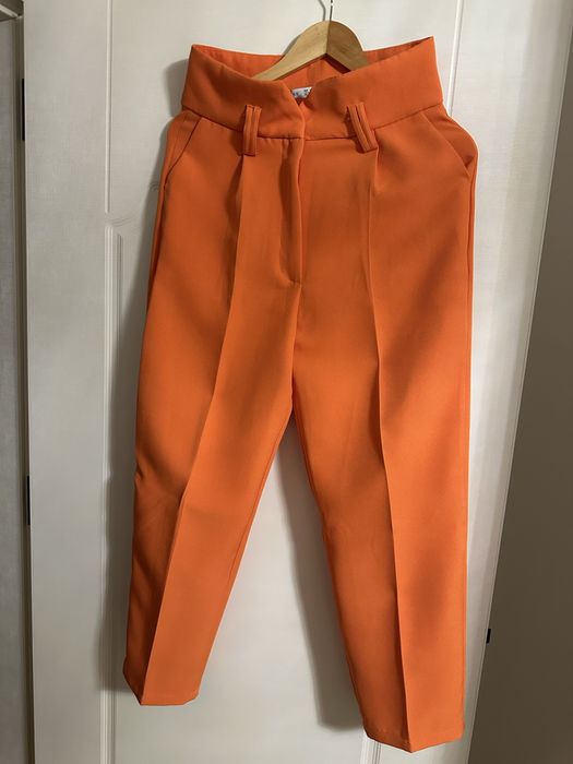 Оранжев костюм.