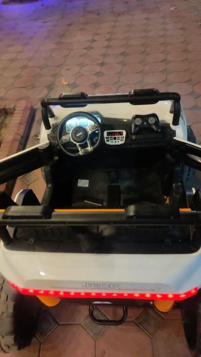 4x4 moshina bolalar maza qilishadi