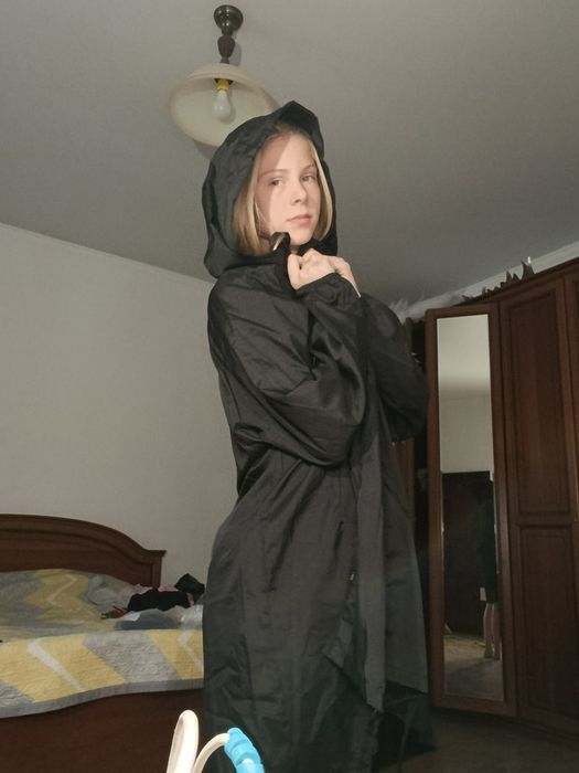 Плащ белый и черный