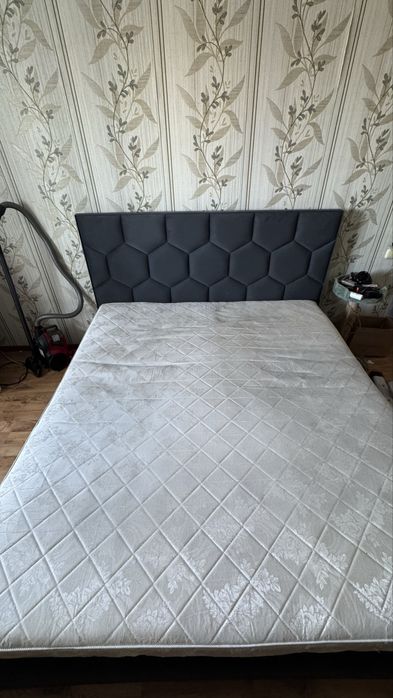 Продам кровать с матрасом