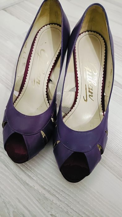 Vand pantofi din piele