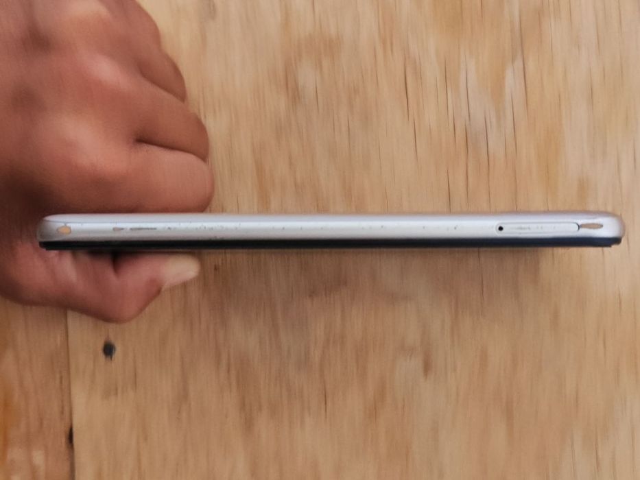 Honor 8s arzon ozgina chaqa chuqasi bor lekin zo'r ishlaydi