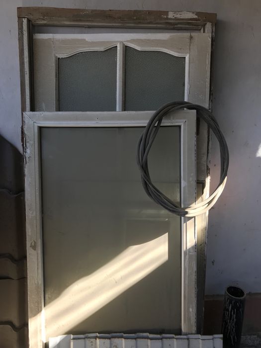 Деревянная дверь, пластиковая окошка