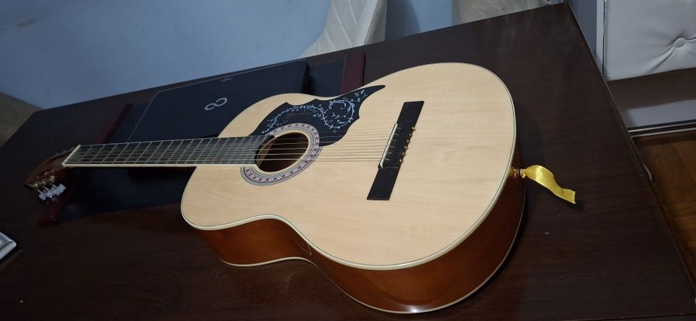 Гитара почти новая