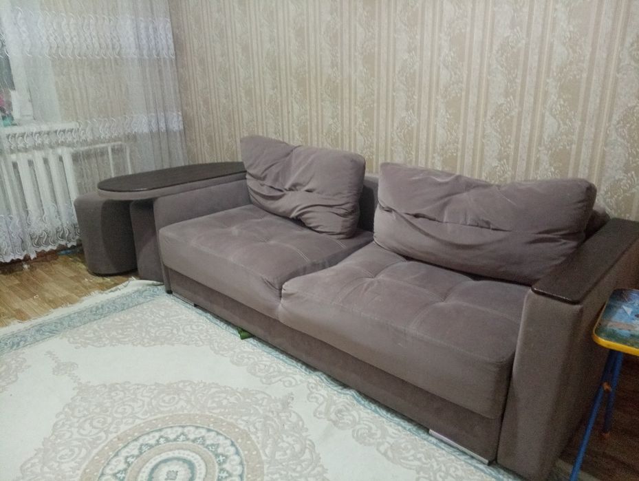 Продаю диван  стульями