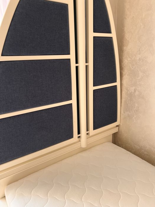 Продам кровать с ортопедическим матрасом