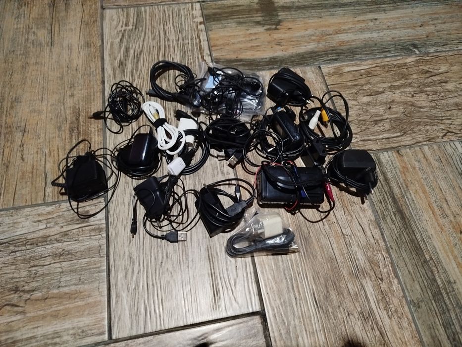 Продам зарядки, наушники.