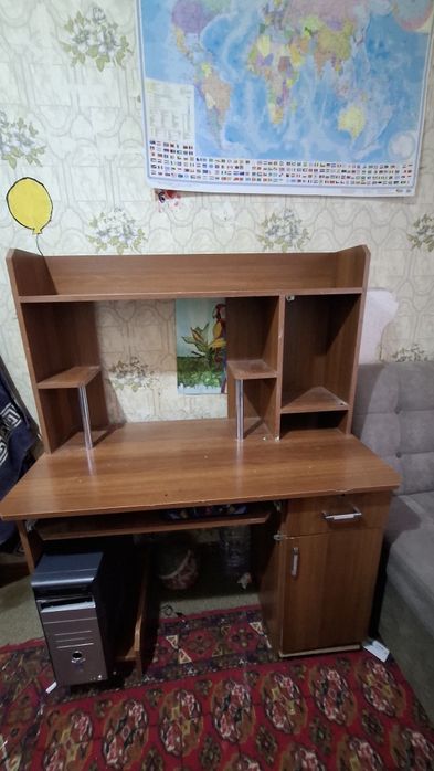 Отдам даром шкаф, кровать, писменный(компютерныный стол стол