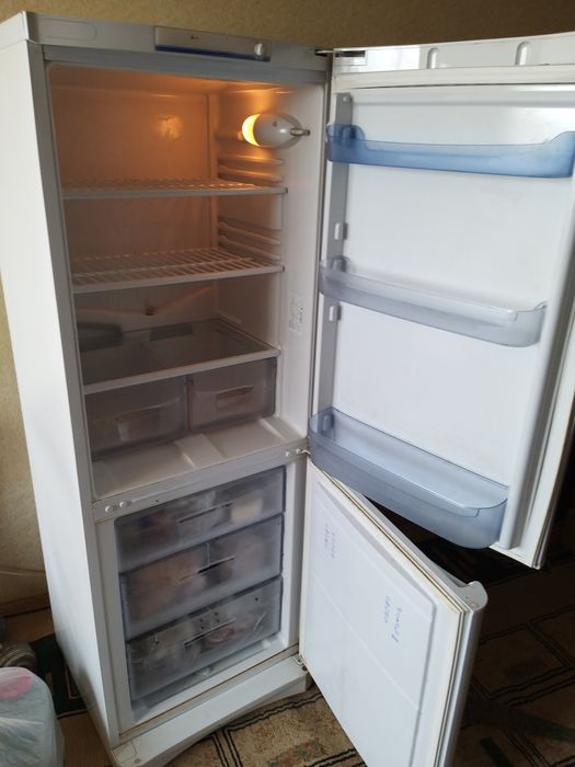 Холодильник indesit