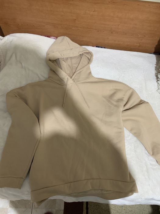 Бежов суичър на марката Defacto