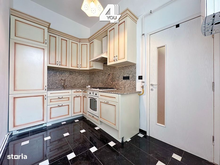 Închiriez apartament 3 camere, Ultracentral, B-dul. Revoluției, et.1