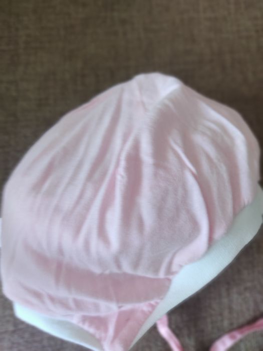 Продам демисезонную шапку для девочки