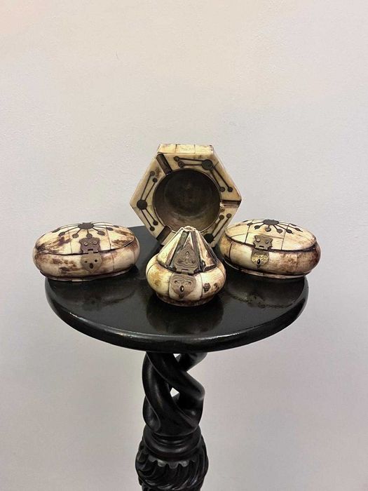 Set trei casete si o scrumiera sidef bibelouri bibelou figurine ieftine deosebite