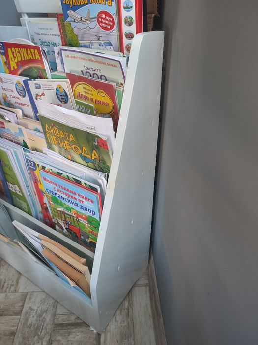 Дървена Монтесори библиотека