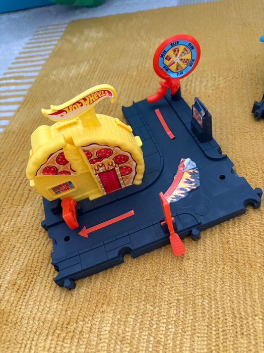 Hot wheels игрален комплект змия в пицария