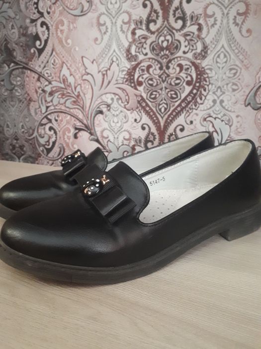 Продам школьные праздничные туфельки на девочку.