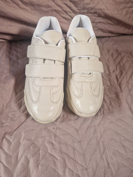 Маратонки в бежово