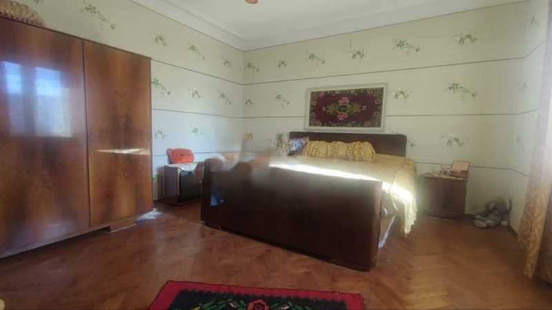 Продавам две къщи с парцел ,на две улици и площад