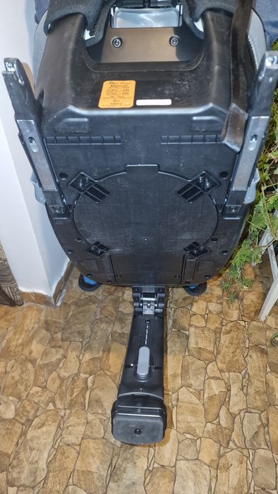 Vând scaun auto rotativ 360 Silver Cross Motion All Size Space
Scaunu