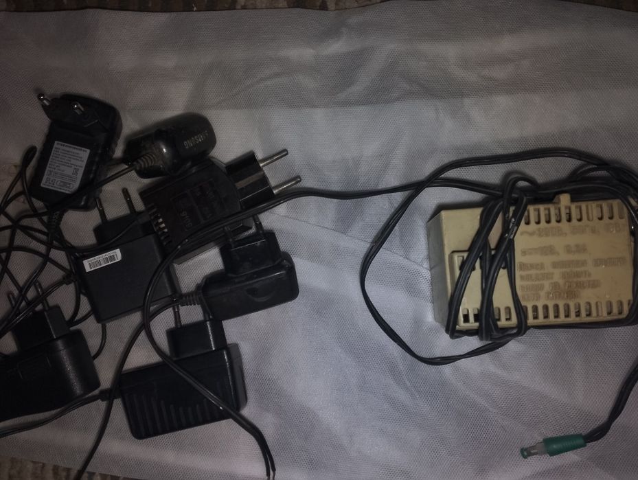 Адаптеры, зарядники разные 5в, 9в, 12в и так далее