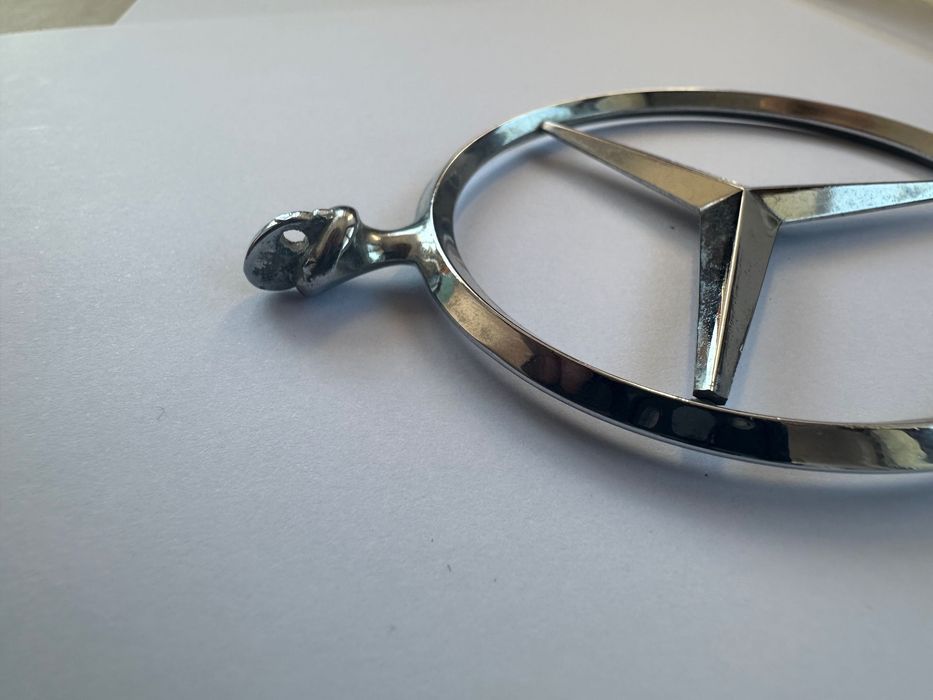 НОВА-Метална емблема Mercedes-Benz (вероятно от по-стари модели или ретро серии от 80-те години).